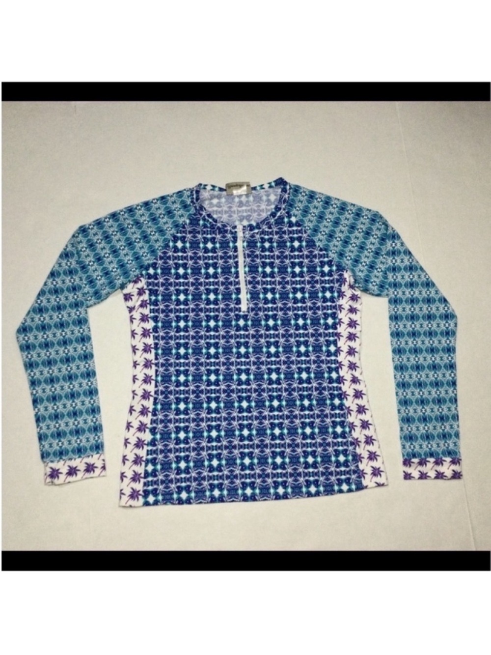Tommy Bahama RashGuard
Small - Picture 2 of 8